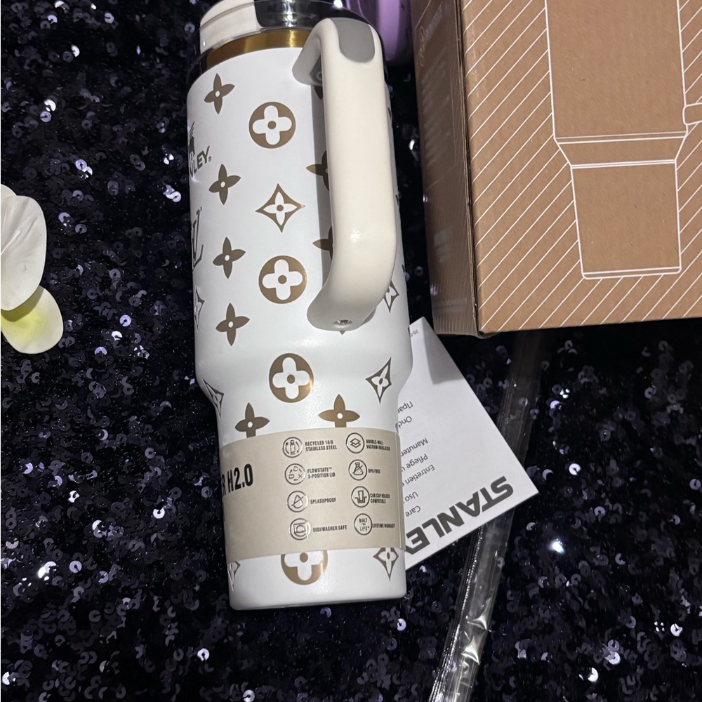 Stanley White and gold Quencher H2.0 Tumbler - Picture 3 of 4